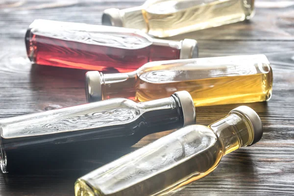 Butelki z różnymi rodzajami octu — Zdjęcie stockowe