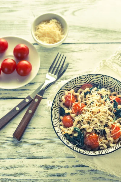 Pasta med spinat og kirsebærtomater – stockfoto