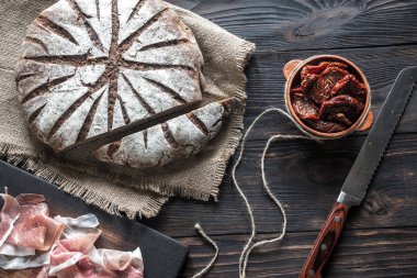 Çavdar ekmeği meze ile