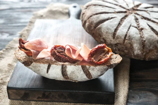 Roggenbrot-Sandwich mit Schinken und sonnengetrockneten Tomaten — Stockfoto