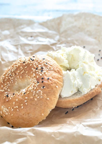 Bagel with cream cheese — Stock Photo, Image