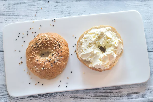 Bagel with cream cheese — Stock Photo, Image