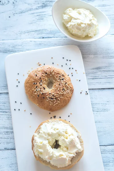 Bagel con queso crema —  Fotos de Stock