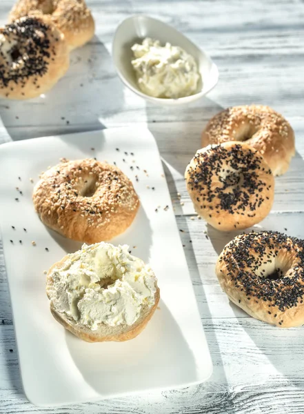 Bagel con queso crema —  Fotos de Stock