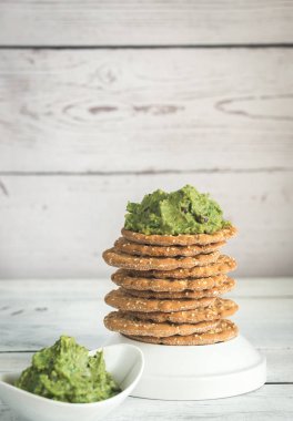 Susam crispbread guacamole ile