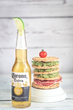 Bir Corona bira crispbread sandviç ile