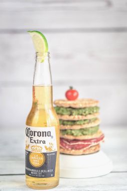 Bir Corona bira crispbread sandviç ile