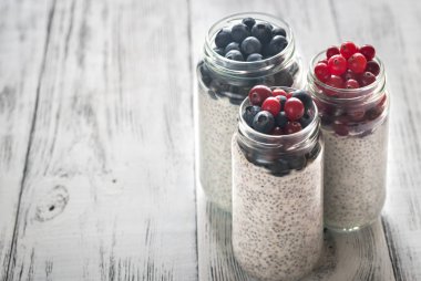 Chia tohum puding taze çilek ile