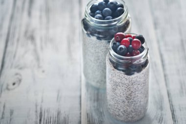 Chia tohum puding taze çilek ile