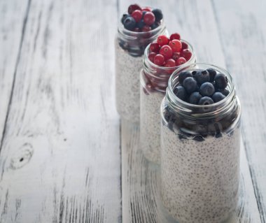 Chia tohum puding taze çilek ile