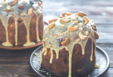 Ahşap zemin üzerine ev yapımı panettone