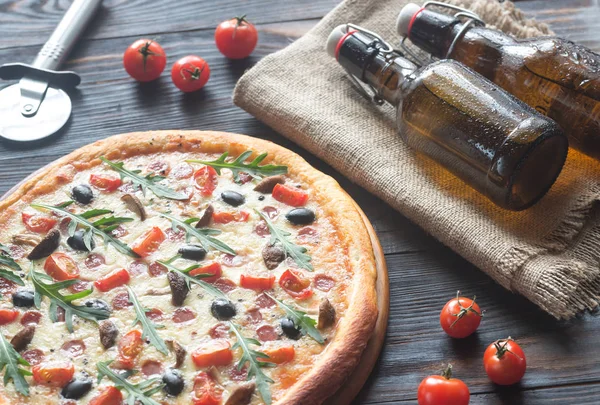 Bira ile pişmiş pizza — Stok fotoğraf