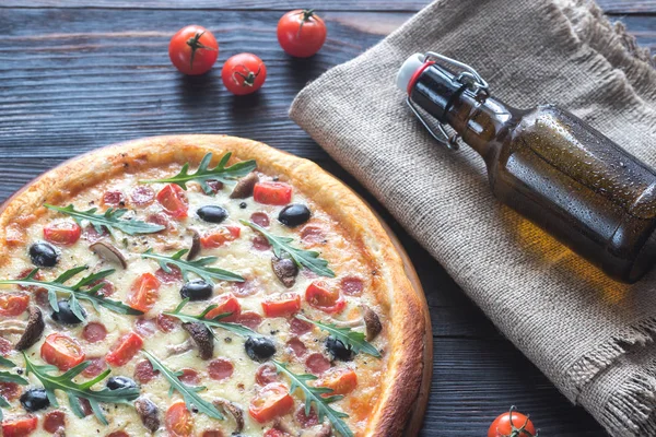 Cooked pizza with beer — Stock Photo, Image
