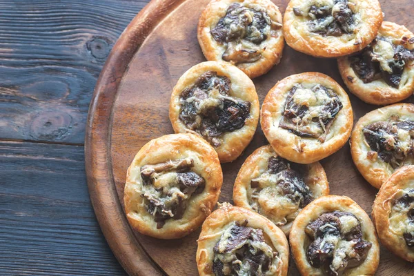 Tartelettes with shiitake mushrooms and cheese — Stock Photo, Image