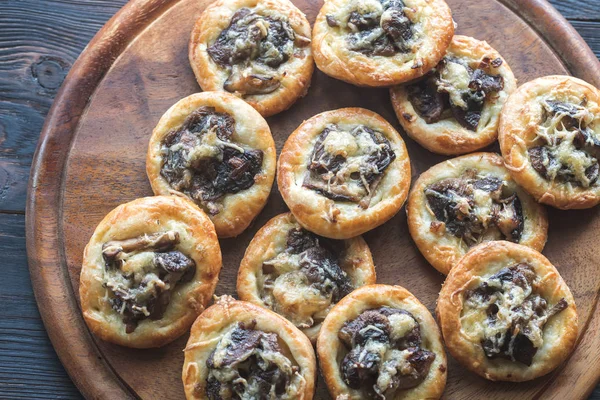 Tartelettes with shiitake mushrooms and cheese — Stock Photo, Image