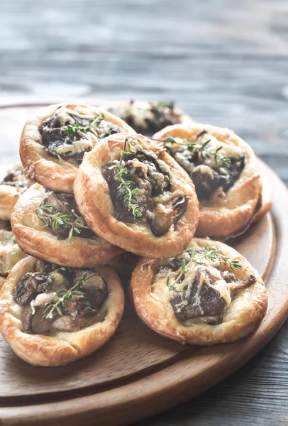 Tarteletes com cogumelos shiitake e queijo — Fotografia de Stock