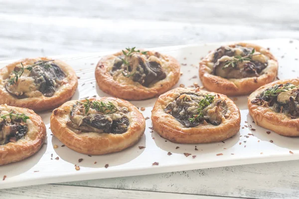 Tartelettes with shiitake mushrooms and cheese — Stock Photo, Image