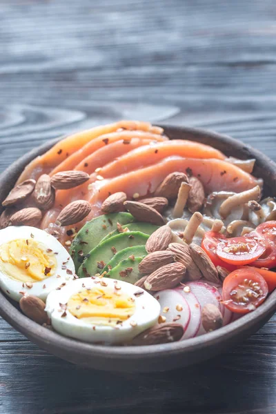 연어, 아보카도, 계란 건강 한 그릇 vegs 및 — 스톡 사진