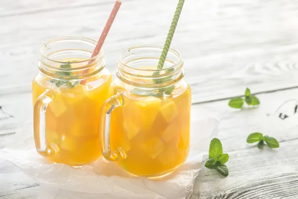 Mango juice in mason jars — Stock Photo, Image