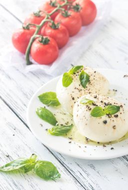 Kiraz domates ve fesleğen yaprakları ile mozzarella