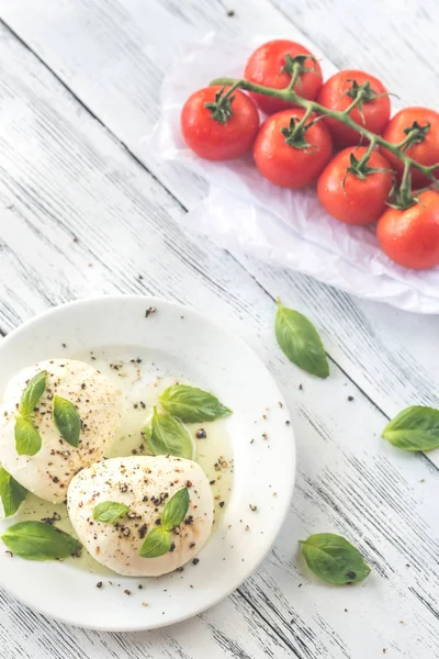 Mozzarella with cherry tomatoes and basil leaves — Stock Photo, Image