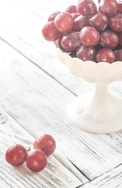 Ramo de uva roja en el jarrón — Foto de Stock