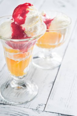 Şeftali Melba dondurma