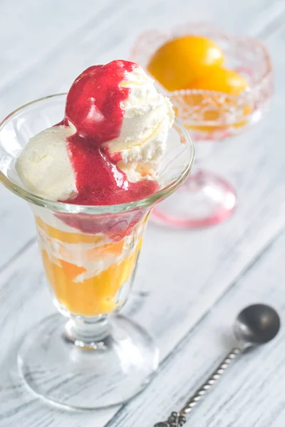 Peach Melba zmrzlina — Stock fotografie