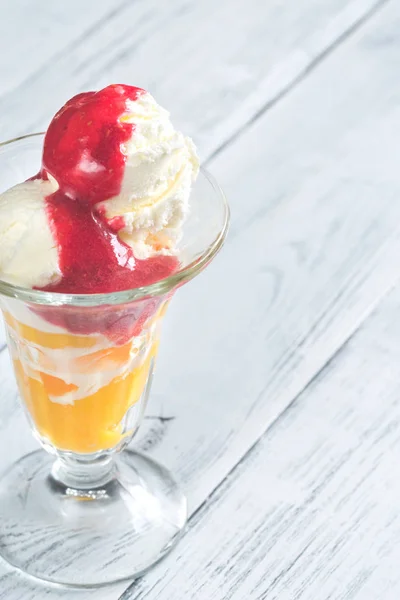 Peach Melba zmrzlina — Stock fotografie