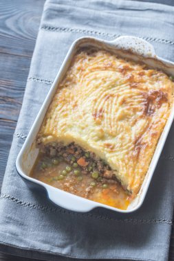 Etli börek ahşap masa üzerinde: Ana sayfa görünümü