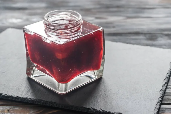 Tarro de vidrio de mermelada de fresa — Foto de Stock