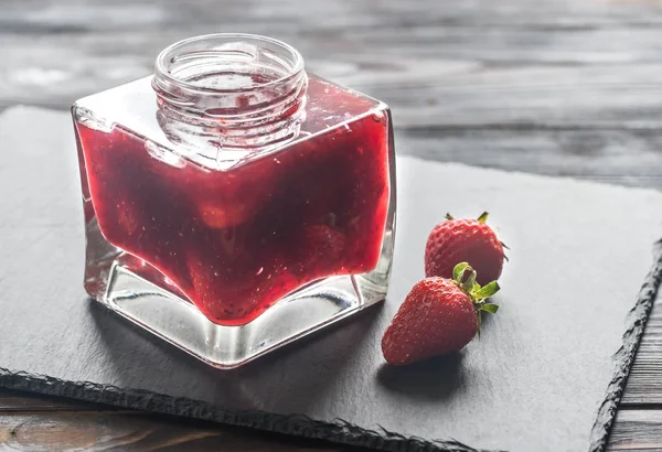 Tarro de vidrio de mermelada de fresa — Foto de Stock
