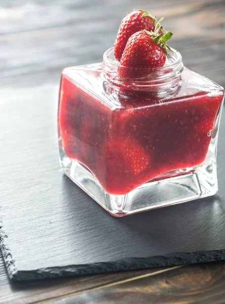 Glas Erdbeermarmelade — Stockfoto