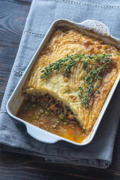 Schäferkuchen auf dem Holztisch: Draufsicht — Stockfoto