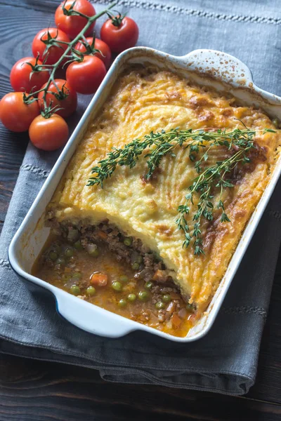 Shepherd's pie on the wooden table: top view — Stock Photo, Image