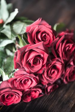 Bir buket kırmızı gül.