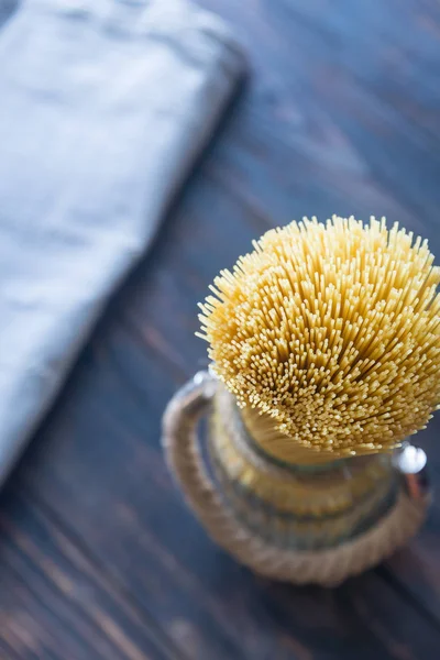 Uncooked spaghetti in the glass — Stock Photo, Image