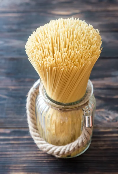 Spaghetti niegotowane w szkle — Zdjęcie stockowe