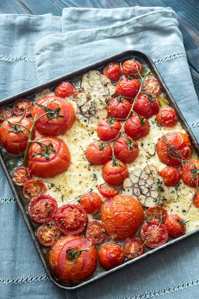 Свіжі помідори, фета, часник і чебрець на підносі — стокове фото