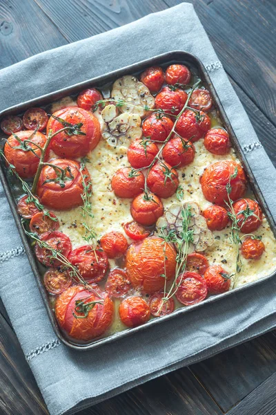 신선한 토마토, 죽은 태아, 마늘 및 용지함에 백 리 향 — 스톡 사진