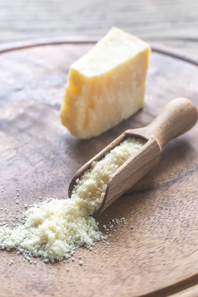 Queso parmesano en la tabla de madera —  Fotos de Stock