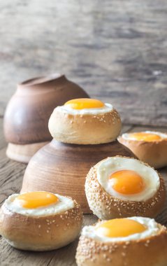 Ahşap tahta üzerinde delik içinde yumurta buns