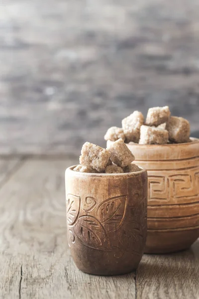 Cuencos de azúcar morena en el fondo de madera — Foto de Stock