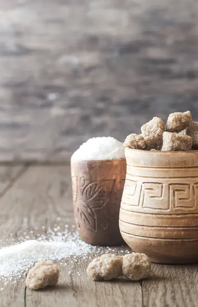 Cuencos de azúcar blanco y moreno en el fondo de madera — Foto de Stock