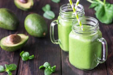 Avokado ve ıspanak smoothies