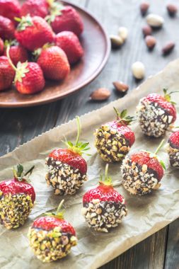 Taze çilek koyu çikolata ve fındık ile kaplı