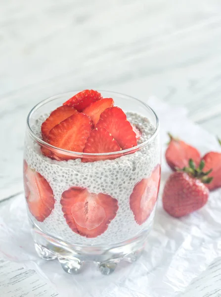 Chia seed puddings with strawberry slices — Stock Photo, Image