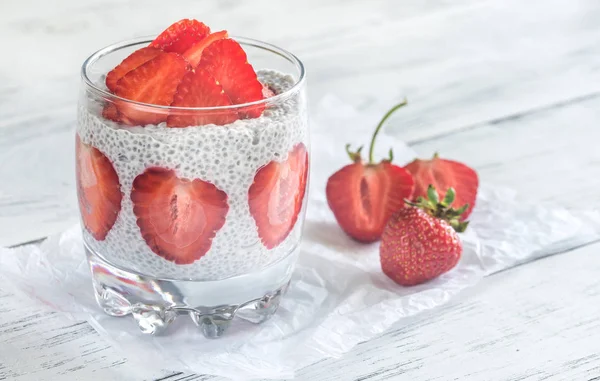 Puddings de graines de chia avec tranches de fraise — Photo