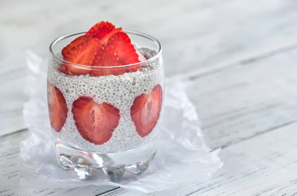 Pudim de semente de chia com fatias de morango — Fotografia de Stock