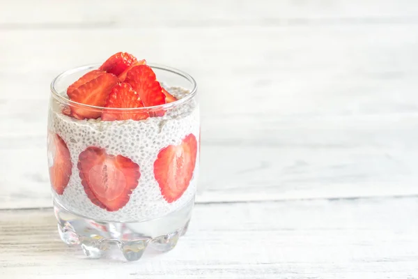 Puddings de graines de chia avec tranches de fraise — Photo